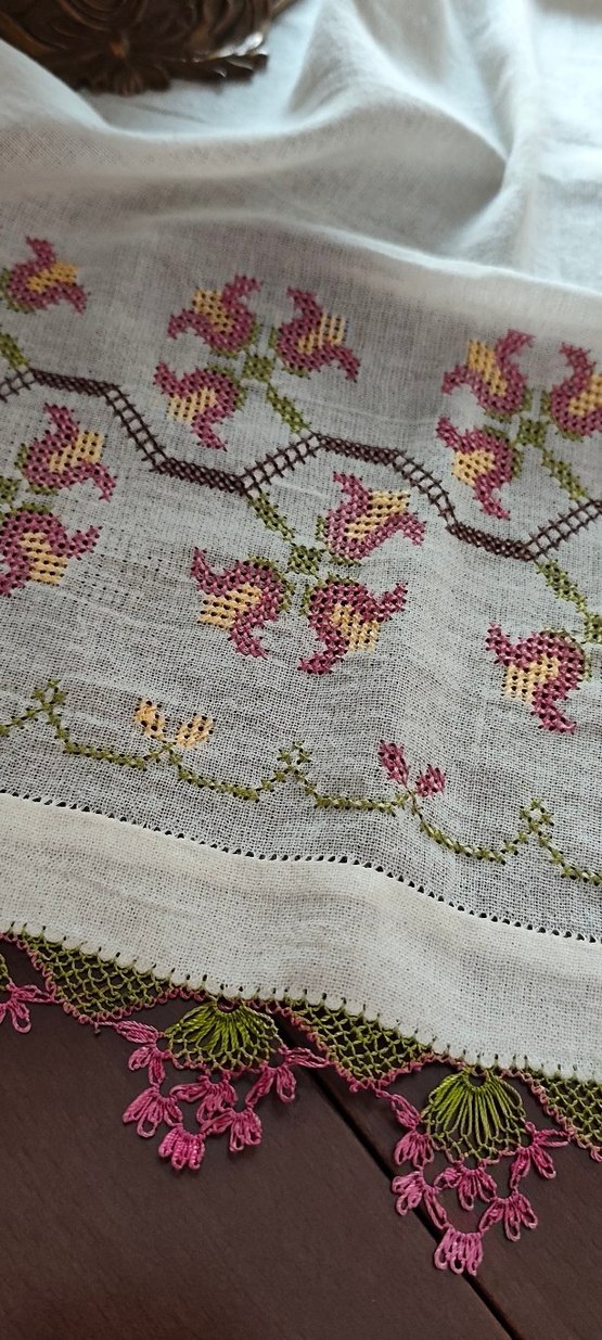 Çiçek İşlemeli iğne oyası Kenarlı Masa Örtüsü - Görsel 5