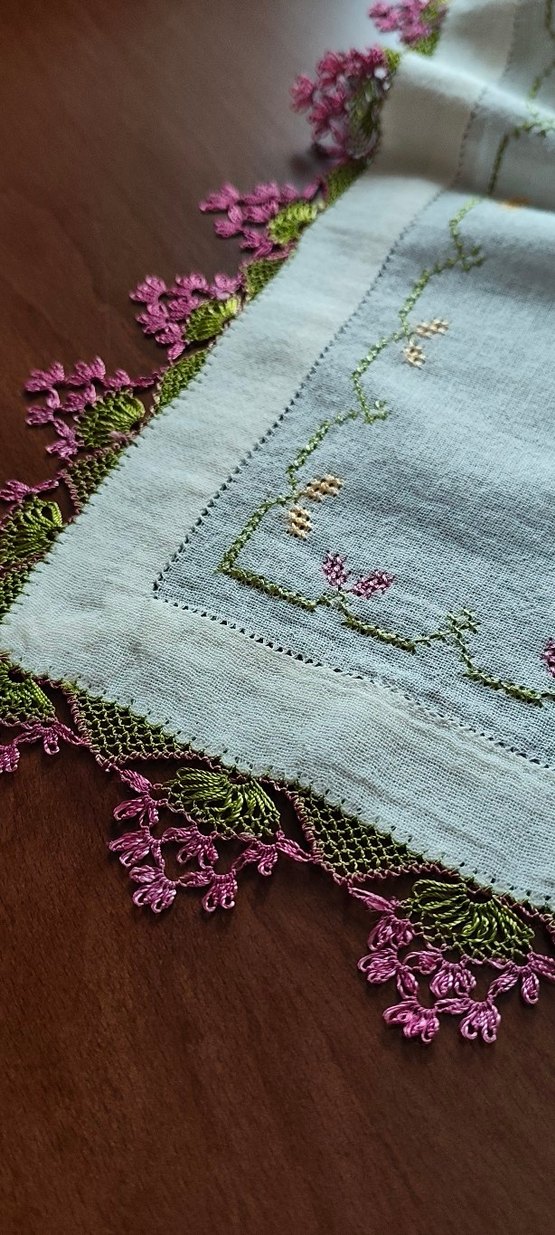 Çiçek İşlemeli iğne oyası Kenarlı Masa Örtüsü - Görsel 3