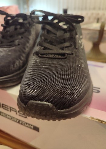 Skechers Yüksek Topuklu Siyah Desenli Bağcıklı Spor Ayakkabı