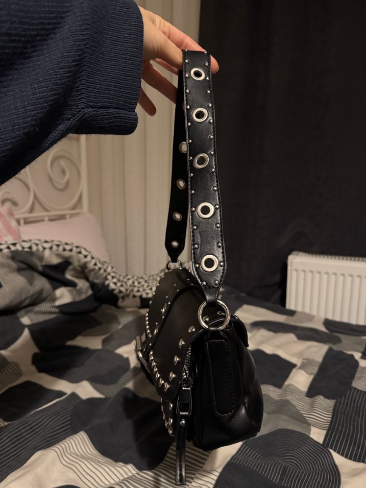 Stradivarius Siyah Deri Tokalı Gotik Kadın Çantası - Görsel 2