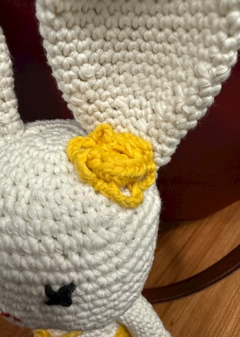 Sarı Tulumlu Örgü Tavşan Peluş Oyuncak - Görsel 2