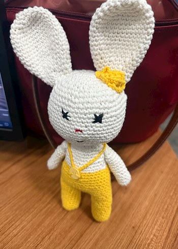 Sarı Tulumlu Örgü Tavşan Peluş Oyuncak - Görsel 3