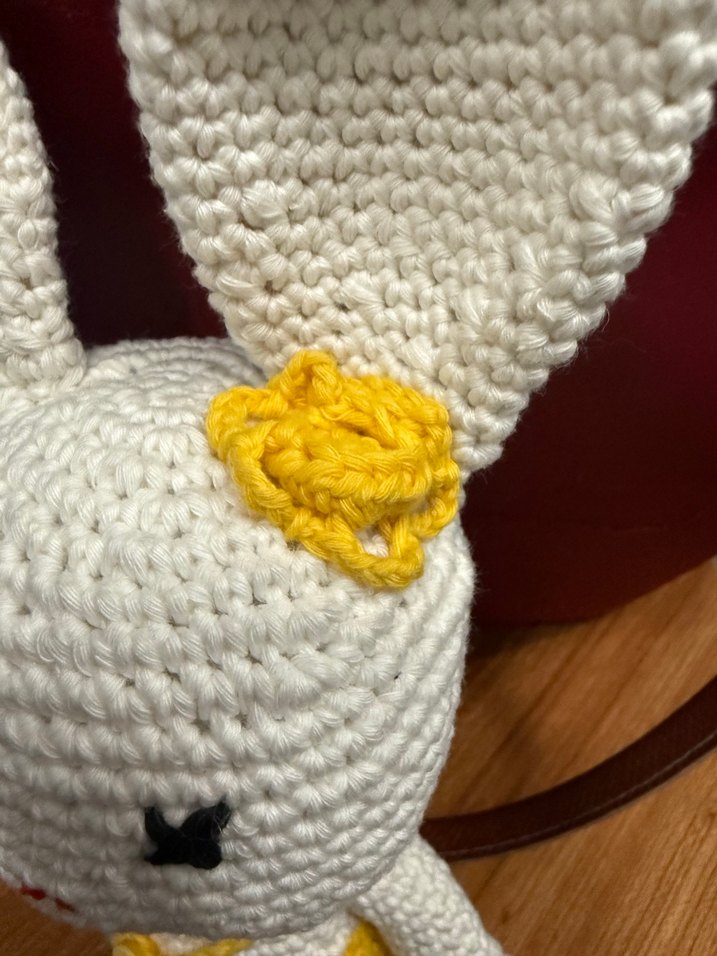 Sarı Tulumlu Örgü Tavşan Peluş Oyuncak - Görsel 2