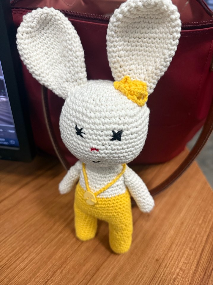 Sarı Tulumlu Örgü Tavşan Peluş Oyuncak - Görsel 3