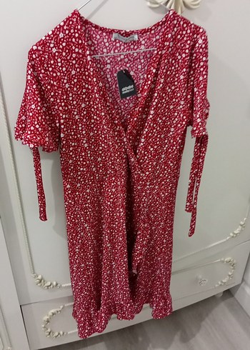 Kırmızı Bağcıklı V Yakalı Midi Elbise