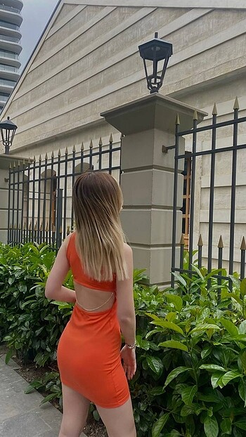 s Beden turuncu, sırtı metal detaylı mini turuncu elbise