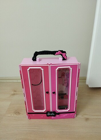 Barbie dolabı