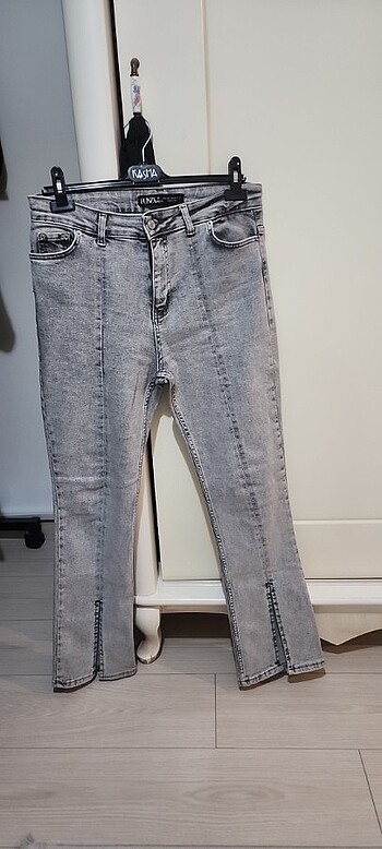 Gri denim yirtmacli pantolon 