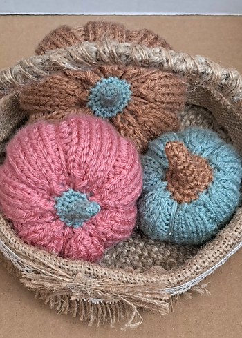 Pastel Renkli Örgü Kabak Dekoru Sepeti - Görsel 3