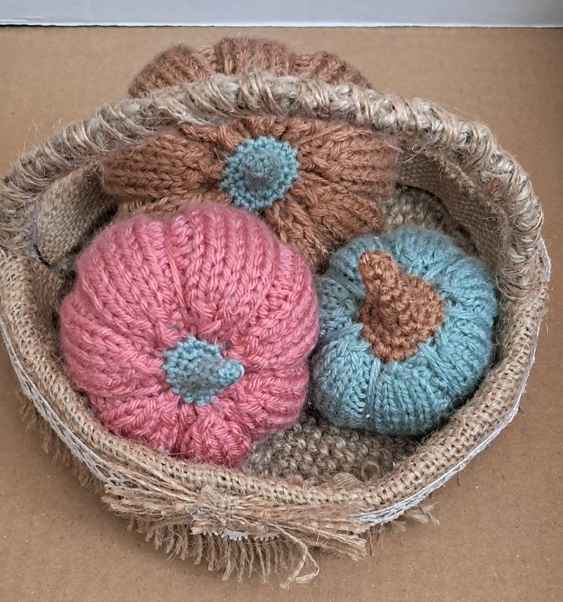 Pastel Renkli Örgü Kabak Dekoru Sepeti - Görsel 3