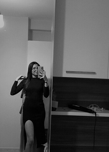 Siyah yırtmaçlı elbise 