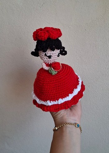 Barbie Kırmızı Elbiseli Örgü Bebek