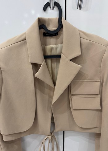 Bej bağlama detaylı Kısa Blazer - Görsel 3