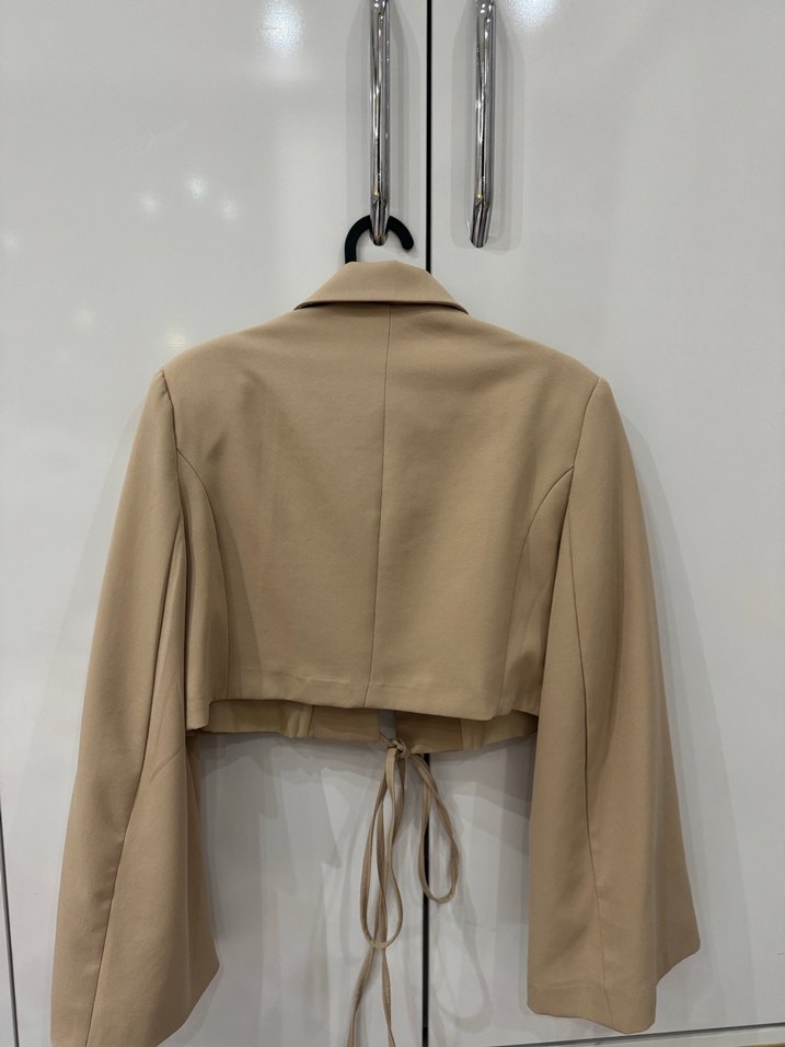 Bej bağlama detaylı Kısa Blazer - Görsel 2