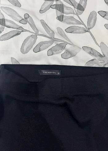 Siyah Yırtmaçlı Mini Etek - Görsel 3