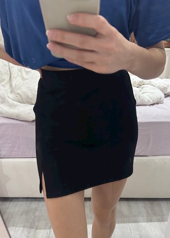 Siyah Yırtmaçlı Mini Etek - Görsel 2