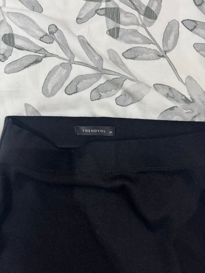 Siyah Yırtmaçlı Mini Etek - Görsel 3