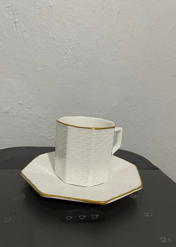 Beyaz Altıgen Desenli Kahve Fincanı ve Tabağı