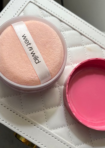 Wet n Wild Pastel Pembe Gevşek Sabitleyici Pudra - Görsel 3