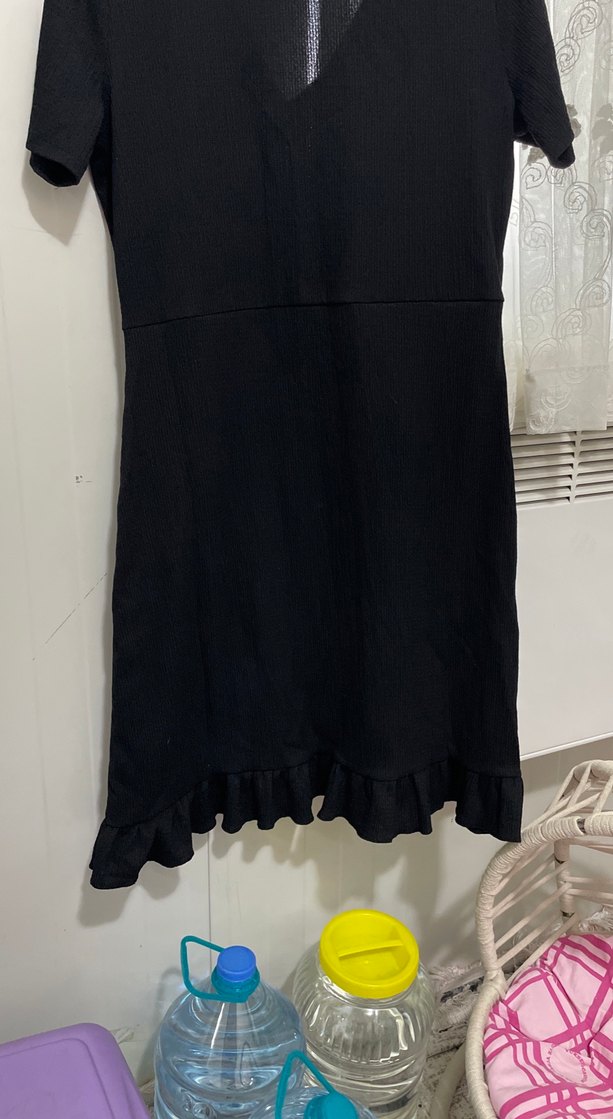 V Yaka Drapeli Siyah Midi Elbise - Görsel 5