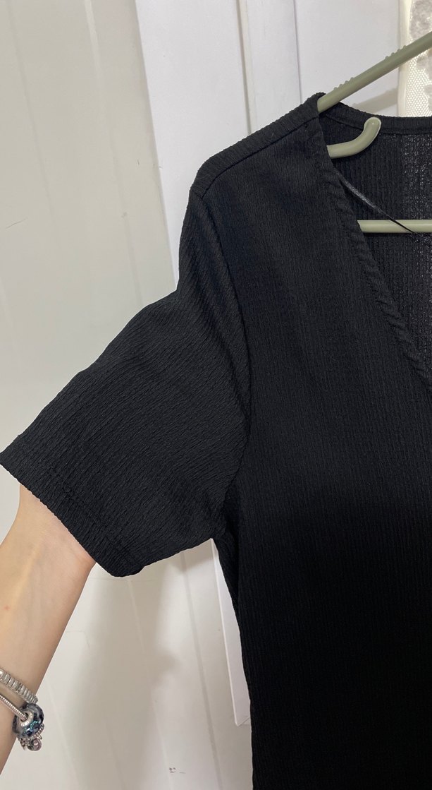 V Yaka Drapeli Siyah Midi Elbise - Görsel 3