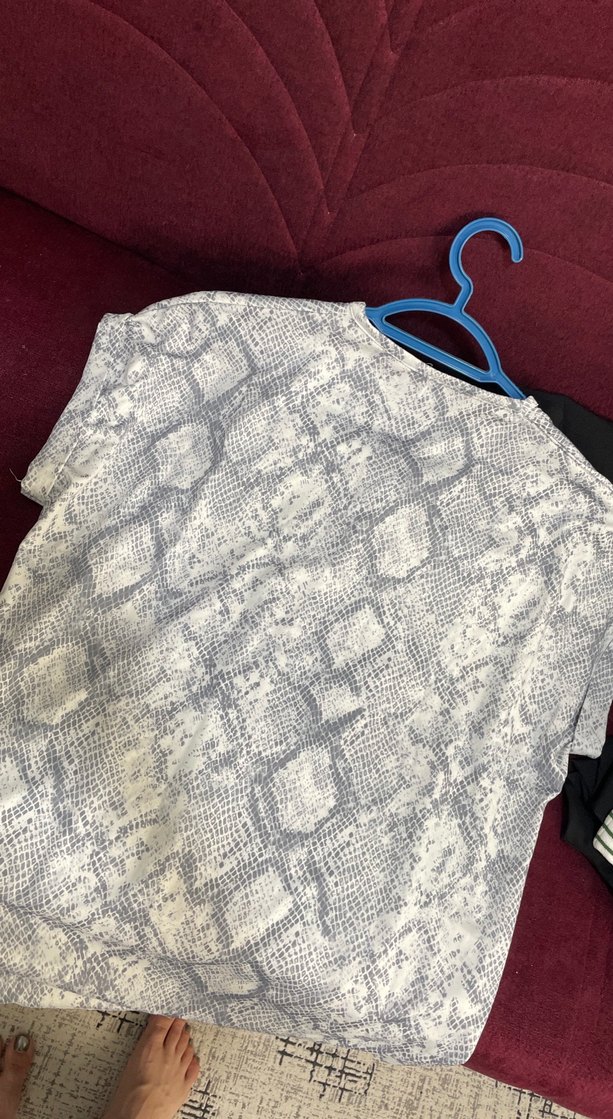 Yılan Desenli Gri bluz - Görsel 4