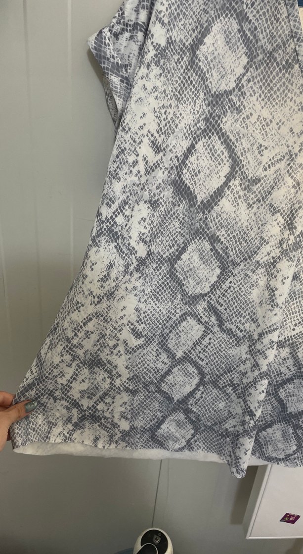 Yılan Desenli Gri bluz - Görsel 3