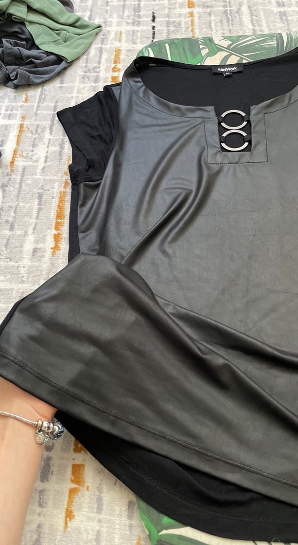 Kısa Kollu Siyah bluz önü deri arkası düz siyah renginde - Görsel 3