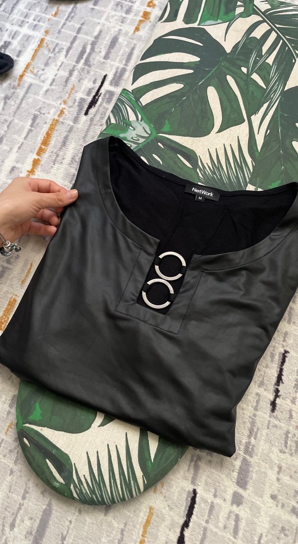 Kısa Kollu Siyah bluz önü deri arkası düz siyah renginde - Görsel 4