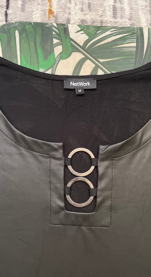 Kısa Kollu Siyah bluz önü deri arkası düz siyah renginde - Görsel 2