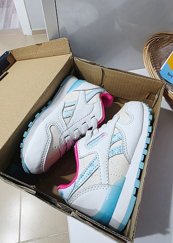 22 Beden beyaz Renk orijinal reebok bebek ayakkabısı