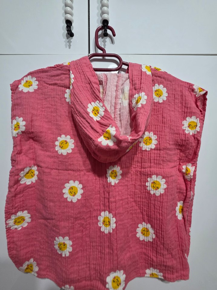 Kızlar için Çiçek Desenli Pembe Kolsuz Müslin Panço - Görsel 2