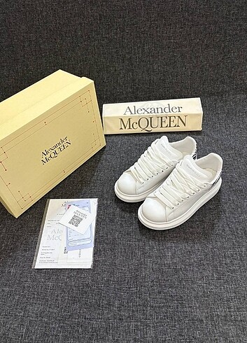 Alexander McQueen Alexander McQuenn