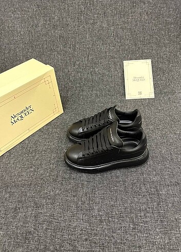 Alexander McQueen Alexander McQuenn Deri