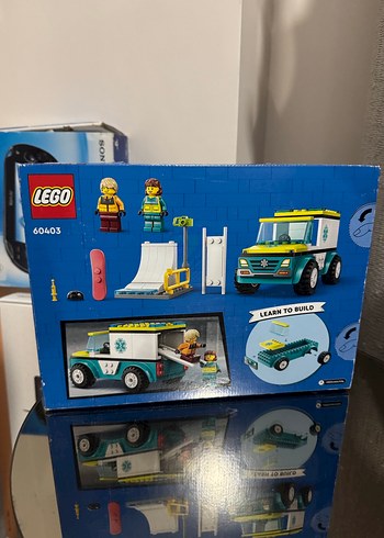 LEGO City Acil Ambulansı ve Snowboardcu - Görsel 3