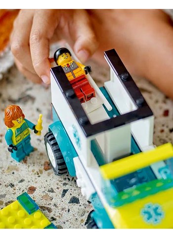 LEGO City Acil Ambulansı ve Snowboardcu - Görsel 5