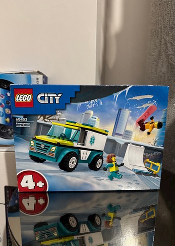 LEGO City Acil Ambulansı ve Snowboardcu - Görsel 2