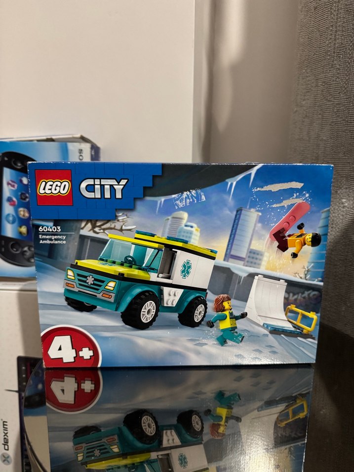 LEGO City Acil Ambulansı ve Snowboardcu - Görsel 2