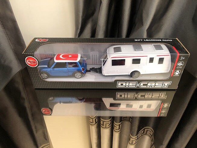 Oyuncak araç mini cooper ve karavanı