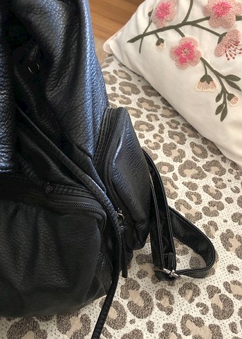  Beden siyah Renk Tokalı Siyah Yılan Derisi Desenli Sırt Çantası