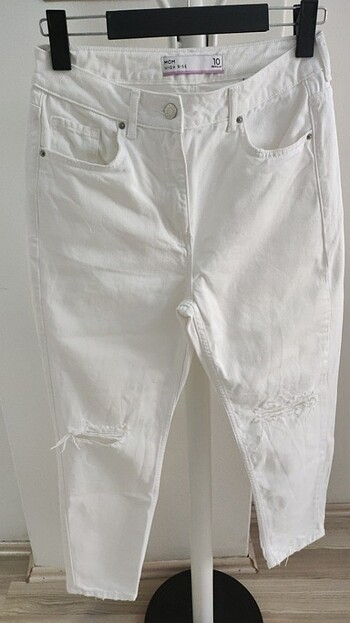 Beyaz yırtık detaylı Mom Jeans