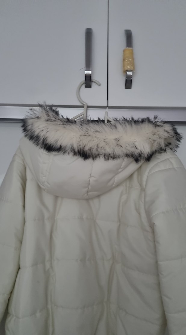 Kürk Detaylı Beyaz Kısa Kadın Kışlık Mont - Görsel 2