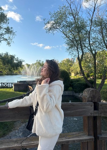 Kadın Beyaz Midi Uzunlukta Kürk Detaylı Mont - Görsel 4