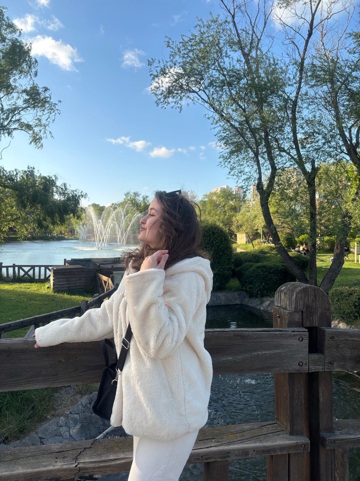 Kadın Beyaz Midi Uzunlukta Kürk Detaylı Mont - Görsel 4