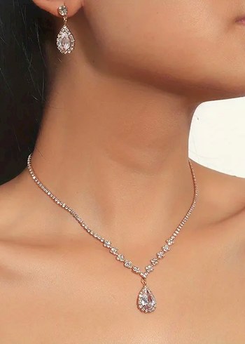 So Chic Taşlı damla model kolye küpe seti