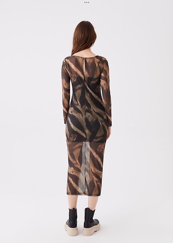 Zebra desenli dik yaka vücudu saran uzun elbise - Görsel 3