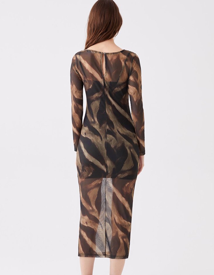 Zebra desenli dik yaka vücudu saran uzun elbise - Görsel 3