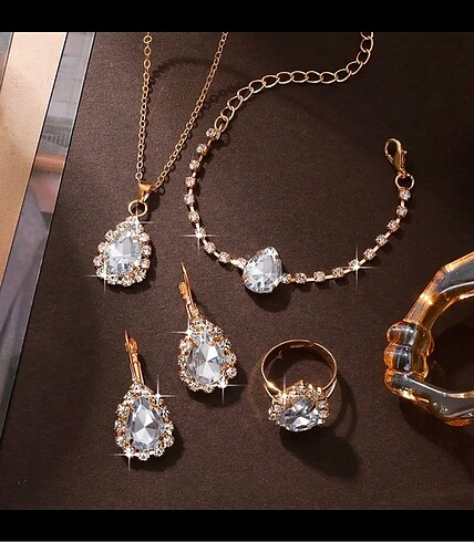 Accessorize Parlak taşlı gold kolye küpe yüzük bileklik takı seti