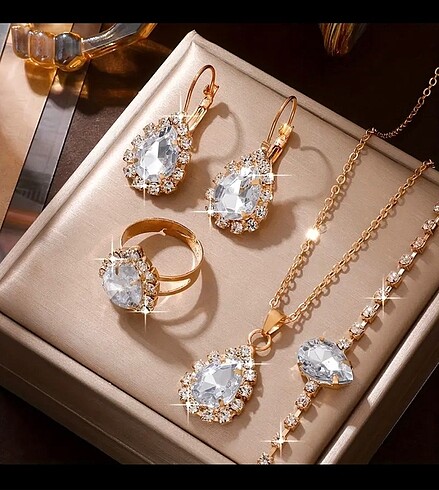 Parlak taşlı gold kolye küpe yüzük bileklik takı seti