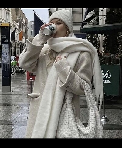  Beden beyaz Renk Bershka model Püsküllü Atkı / Şal